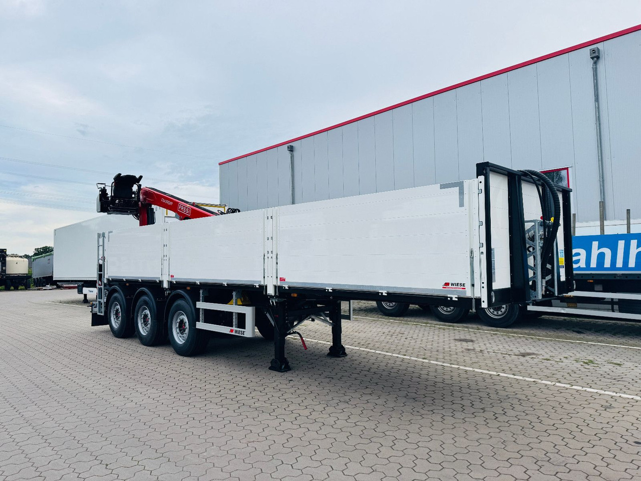 Wiese Baustoffauflieger - Heckkran Kran Fassi - Dropside/ Flatbed semi-trailer: picture 3 Wiese Baustoffauflieger - Heckkran Kran Fassi - Dropside/ Flatbed semi-trailer: picture 3