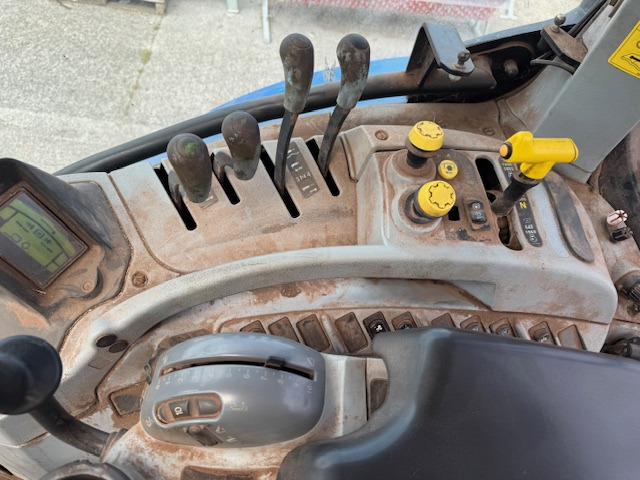 New Holland T7.200 - Farm tractor: picture 3 New Holland T7.200 - Farm tractor: picture 3