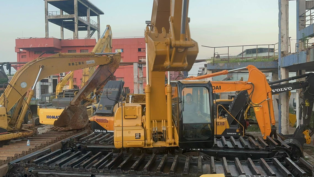 CATERPILLAR 320C - Amphibious excavator: picture 3 CATERPILLAR 320C - Amphibious excavator: picture 3