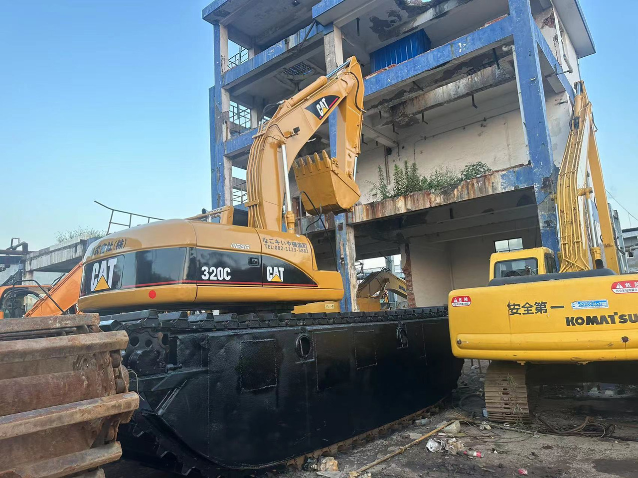 CATERPILLAR 320C - Amphibious excavator: picture 1 CATERPILLAR 320C - Amphibious excavator: picture 1