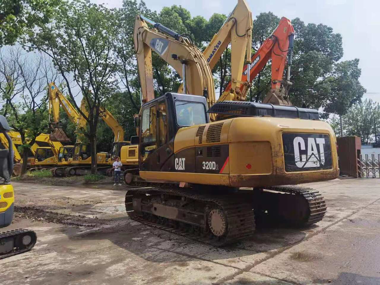 Crawler excavator CATERPILLAR 320D2: picture 6