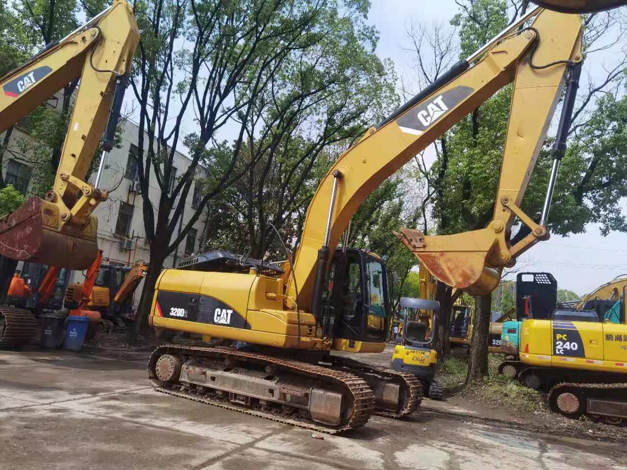 CATERPILLAR 320D2 - Crawler excavator: picture 2 CATERPILLAR 320D2 - Crawler excavator: picture 2