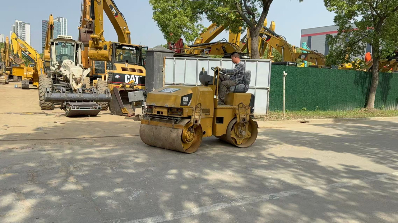 CATERPILLAR CB24B - Roller: picture 1 CATERPILLAR CB24B - Roller: picture 1