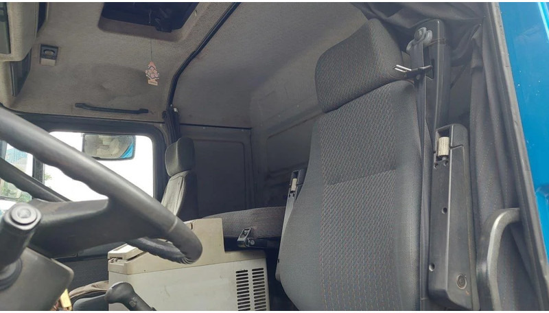 Interior photo 2: Tractor unit MAN 19.403 MANUAL GEARBOX
