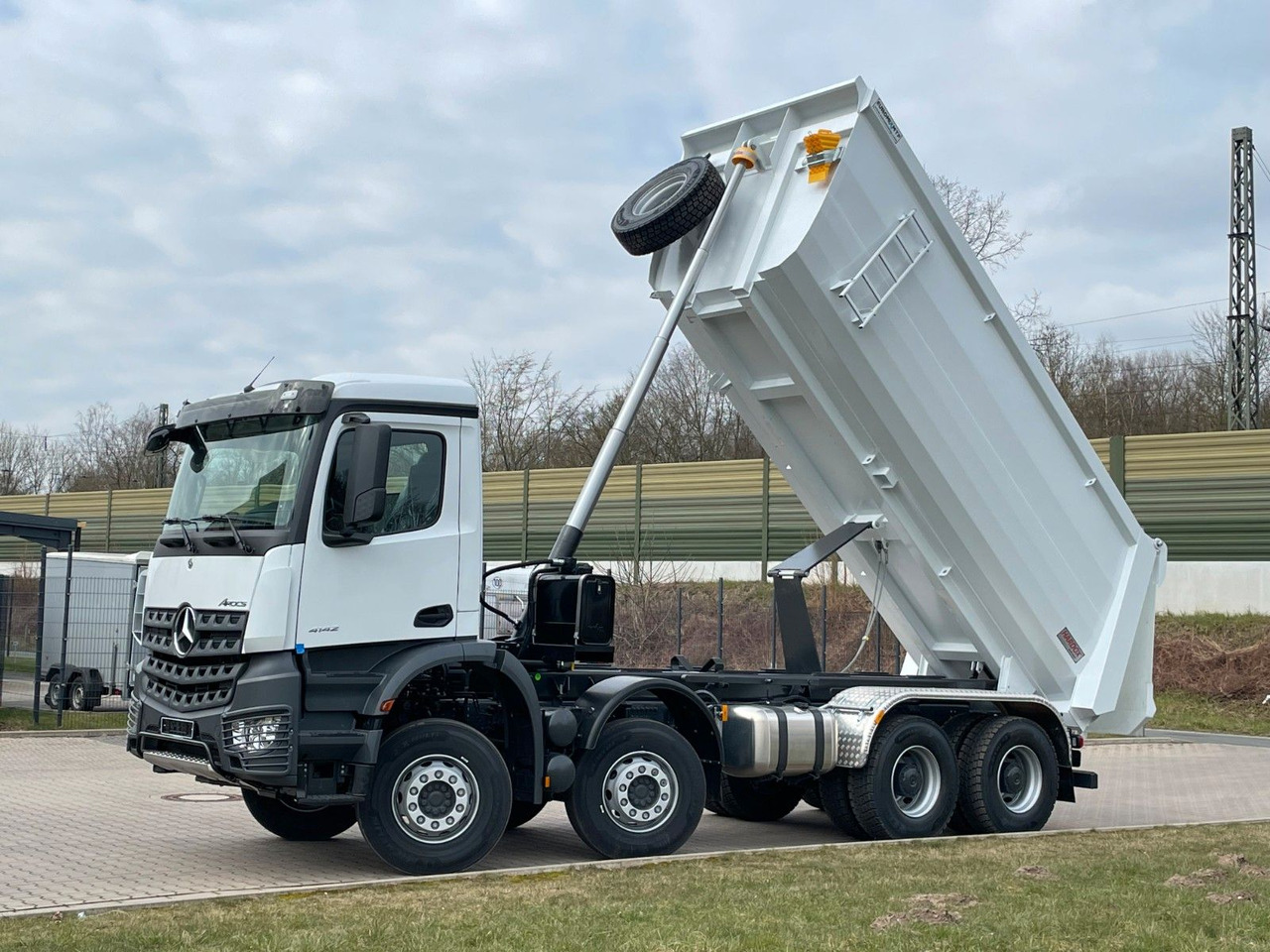 Tipper Mercedes-Benz 4142 8X4  Mulden-  Kipper -  EuromixMTP: picture 10