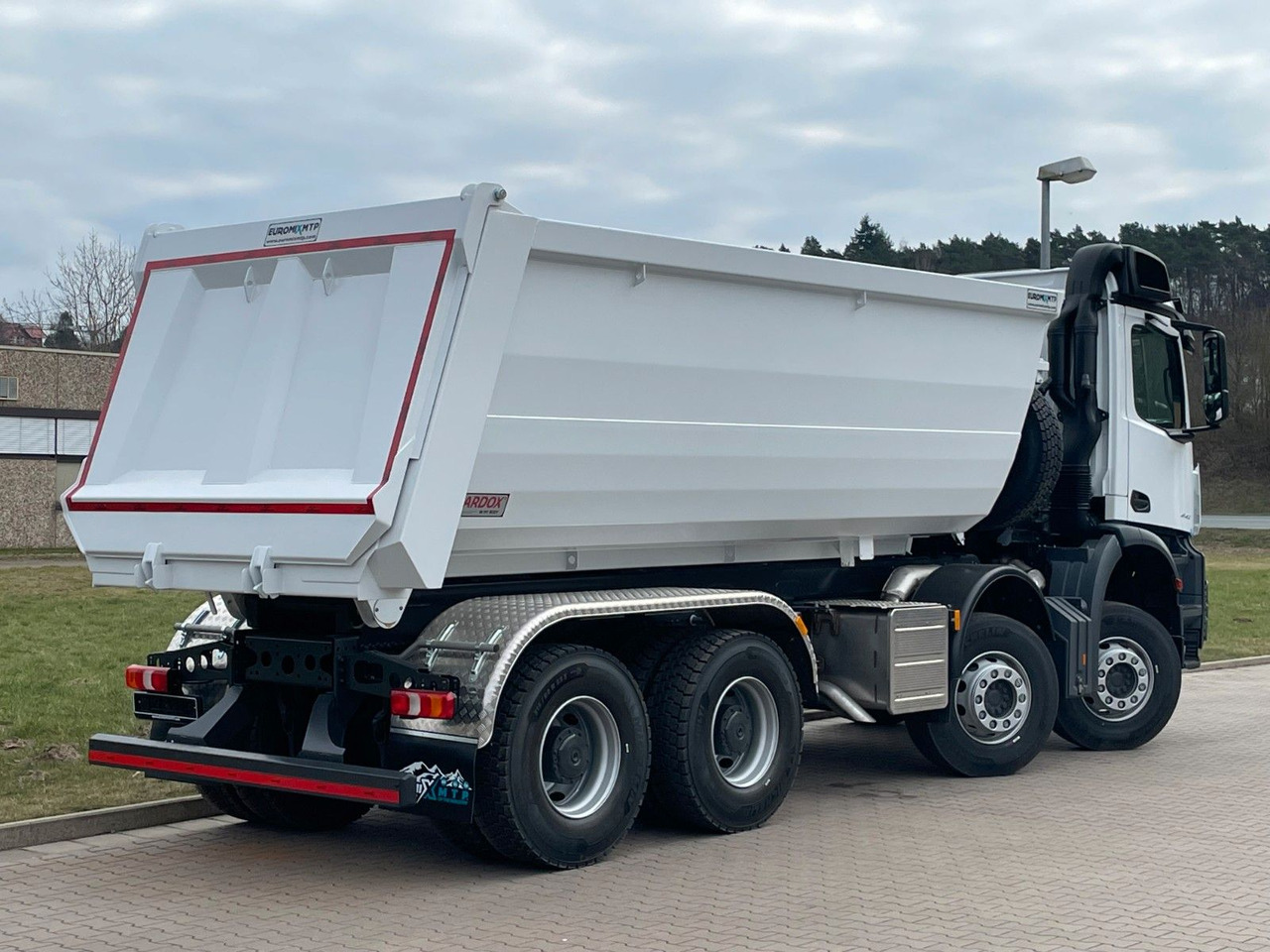 Tipper Mercedes-Benz 4142 8X4  Mulden-  Kipper -  EuromixMTP: picture 6