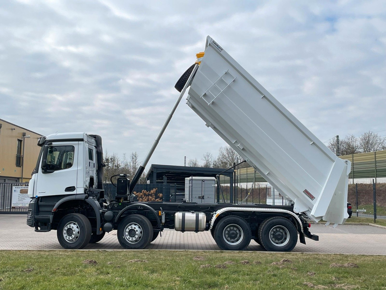 Tipper Mercedes-Benz 4142 8X4  Mulden-  Kipper -  EuromixMTP: picture 11