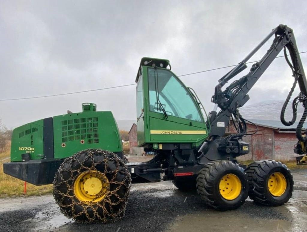 John Deere 1070 D - Forestry harvester: picture 1 John Deere 1070 D - Forestry harvester: picture 1