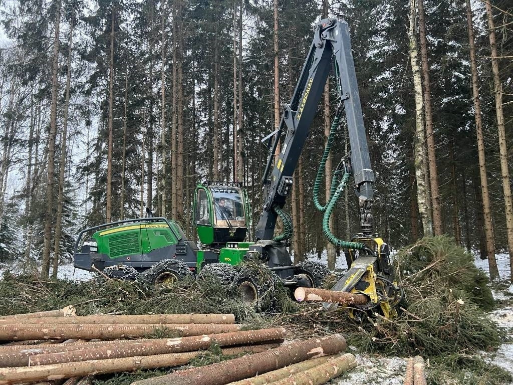 Forestry harvester John Deere 1170G: picture 17