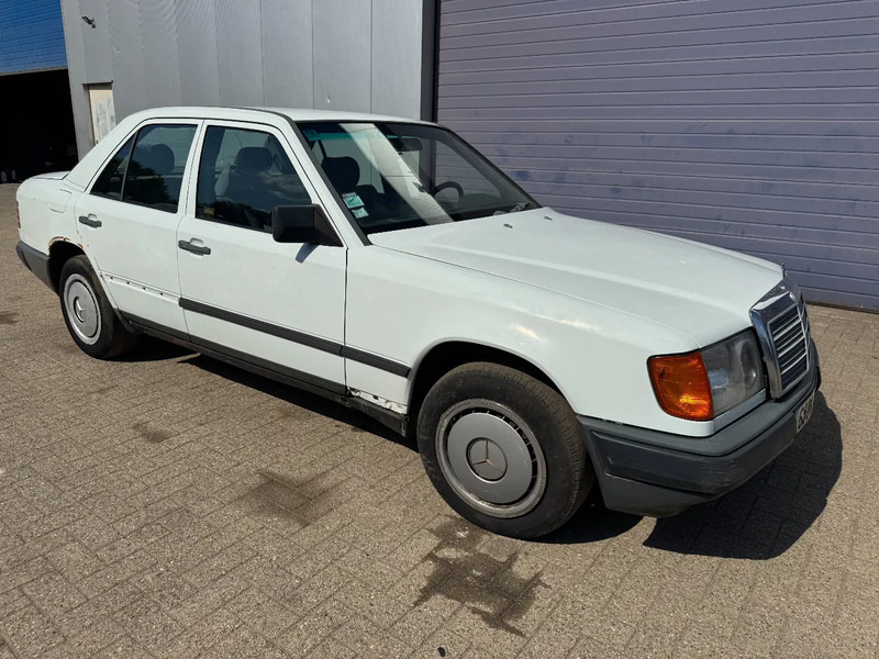 Mercedes-Benz 200-serie **W124-250D** - Saloon car: picture 3 Mercedes-Benz 200-serie **W124-250D** - Saloon car: picture 3