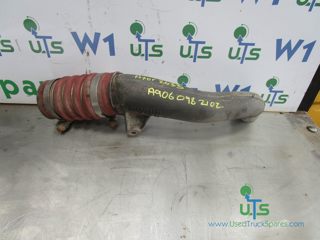 MERCEDES AXOR 2633 OM926 INTERCOOLER PIPE P/NO A9060982102 - Engine and parts for Truck: picture 1 MERCEDES AXOR 2633 OM926 INTERCOOLER PIPE P/NO A9060982102 - Engine and parts for Truck: picture 1