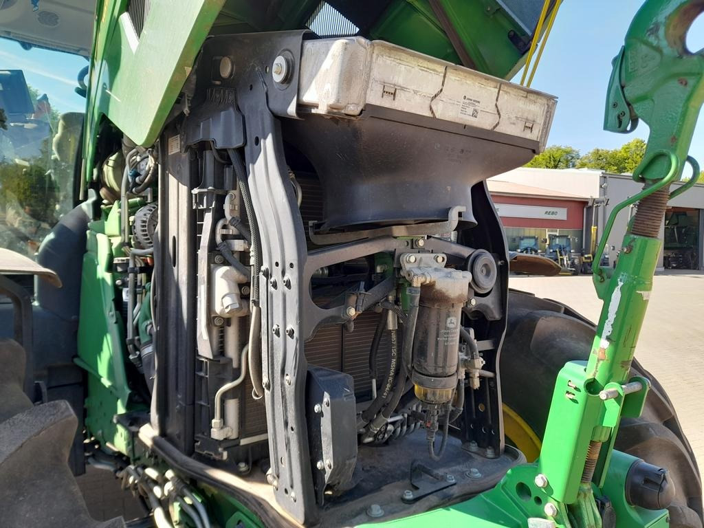 John Deere 6R185 - Farm tractor: picture 4 John Deere 6R185 - Farm tractor: picture 4