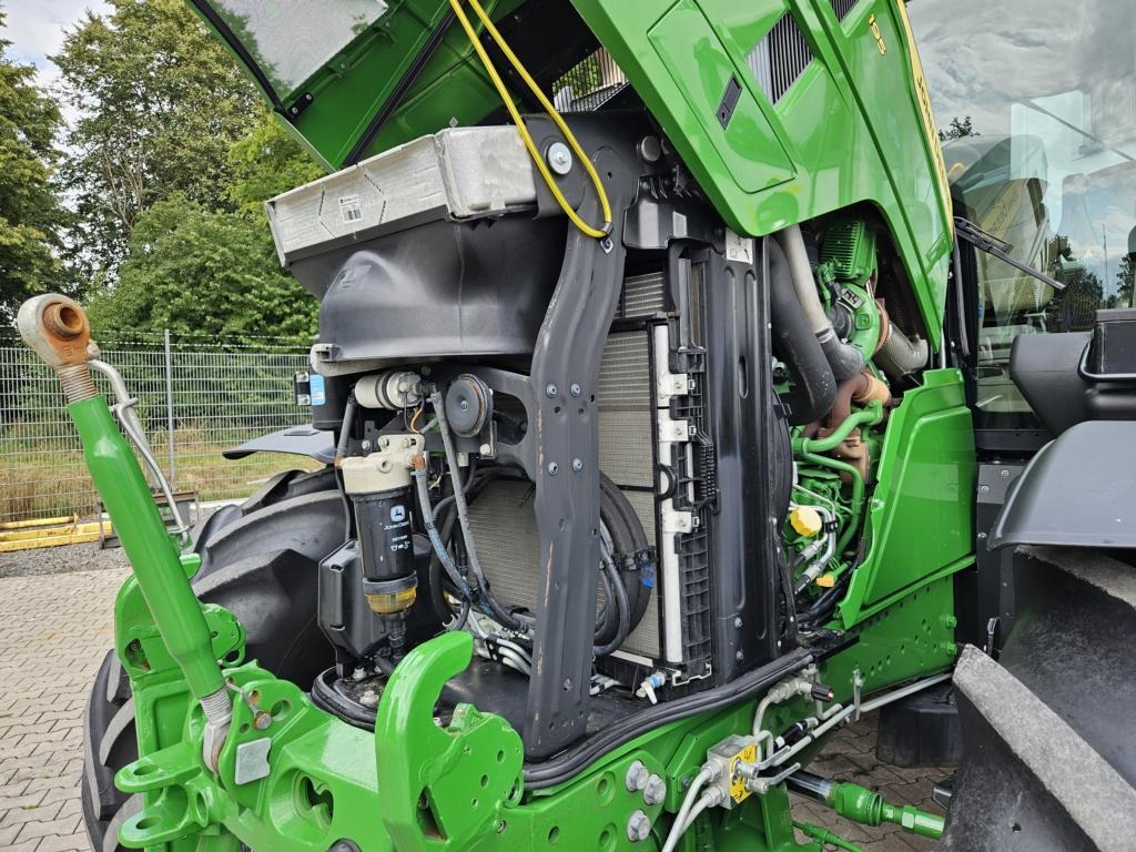 John Deere 6R195 - Farm tractor: picture 4 John Deere 6R195 - Farm tractor: picture 4