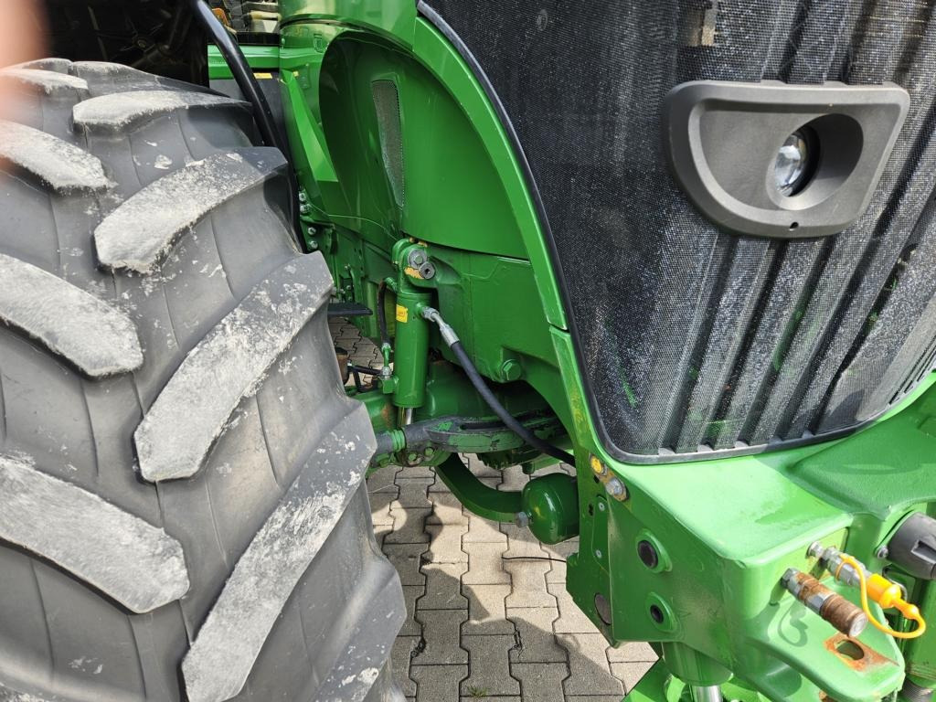 Farm tractor John Deere 7250R: picture 9