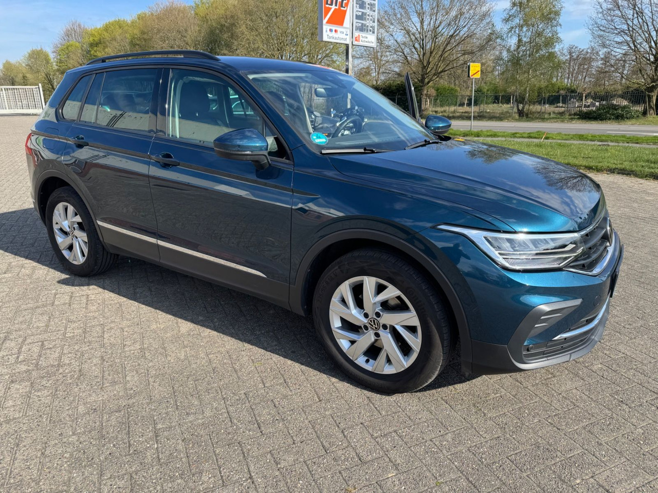 Volkswagen Tiguan Life 4Motion 2.0 TDI 7-Gang AHK - Car: picture 1 Volkswagen Tiguan Life 4Motion 2.0 TDI 7-Gang AHK - Car: picture 1