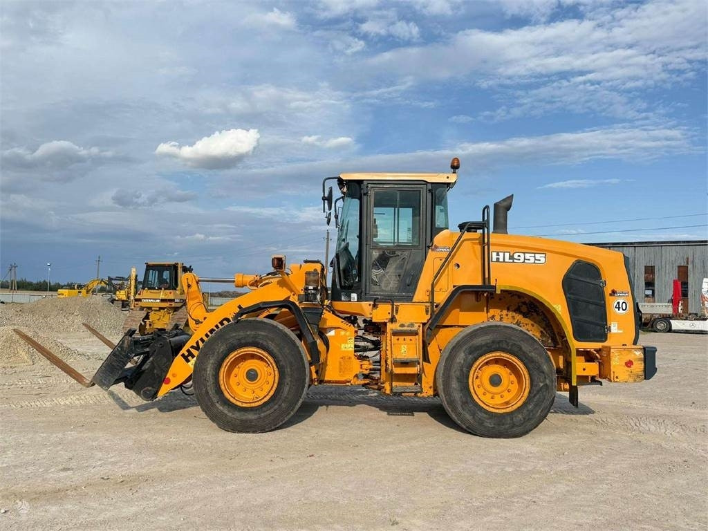 Hyundai HL 955 - Wheel loader: picture 5 Hyundai HL 955 - Wheel loader: picture 5