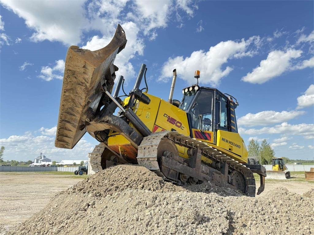 New Holland D150C Ripper - Bulldozer: picture 2 New Holland D150C Ripper - Bulldozer: picture 2