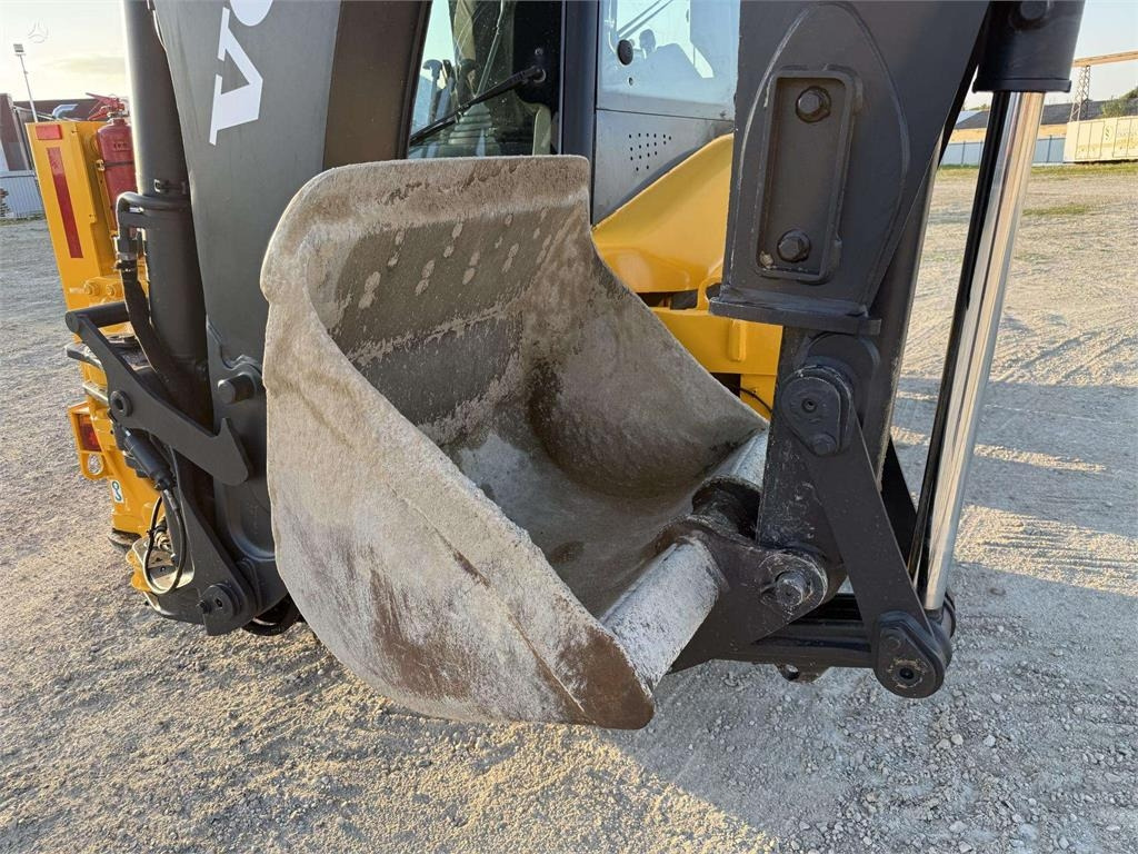 Backhoe loader Volvo BL 71: picture 18