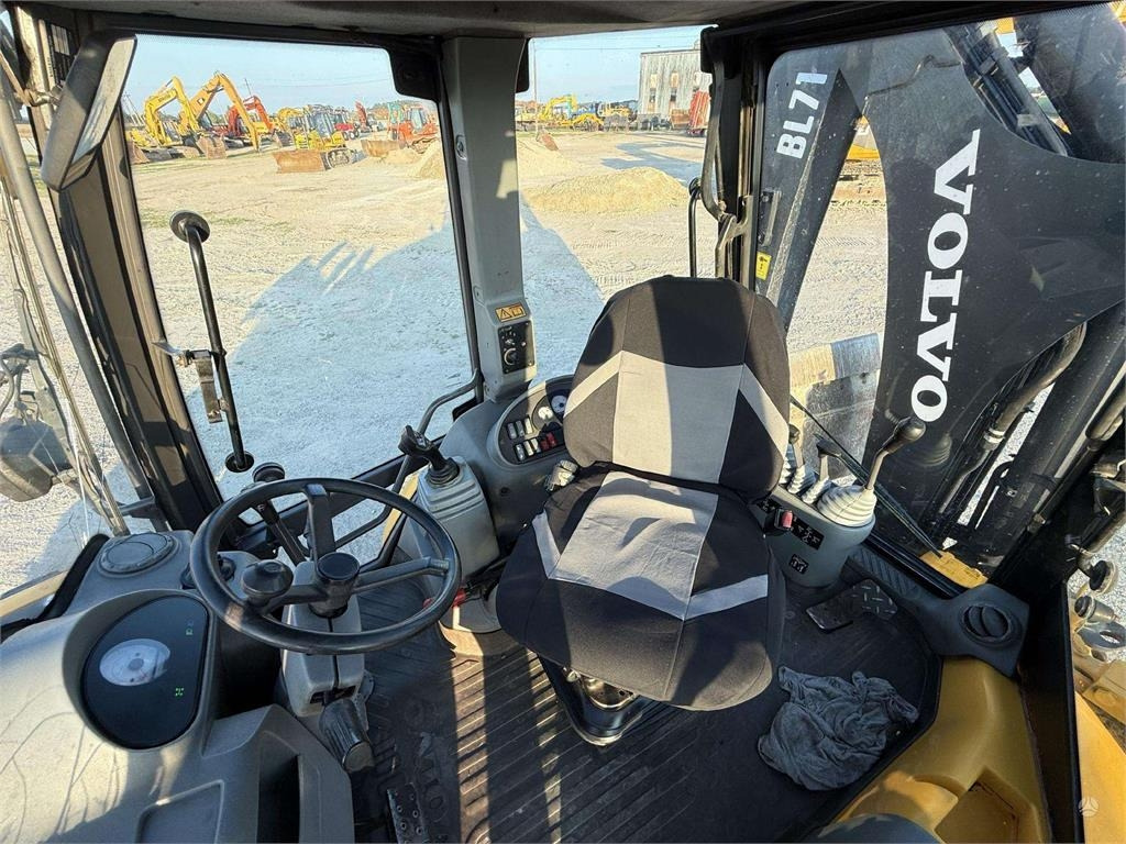 Backhoe loader Volvo BL 71: picture 12