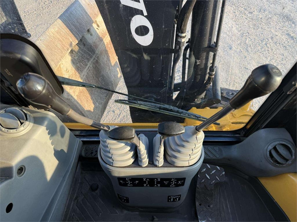 Backhoe loader Volvo BL 71: picture 14