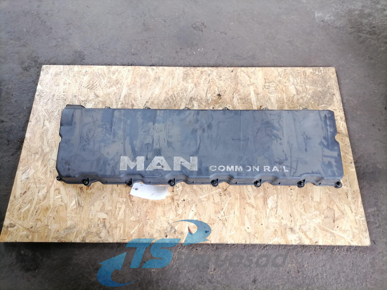 MAN Valve cover 51034016014 - Cylinder head for Truck: picture 1 MAN Valve cover 51034016014 - Cylinder head for Truck: picture 1