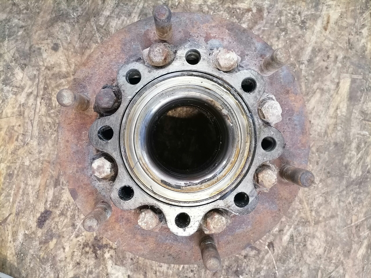 MB Atego truck with wheel hub A9703560301 - Universal part for Truck: picture 4 MB Atego truck with wheel hub A9703560301 - Universal part for Truck: picture 4