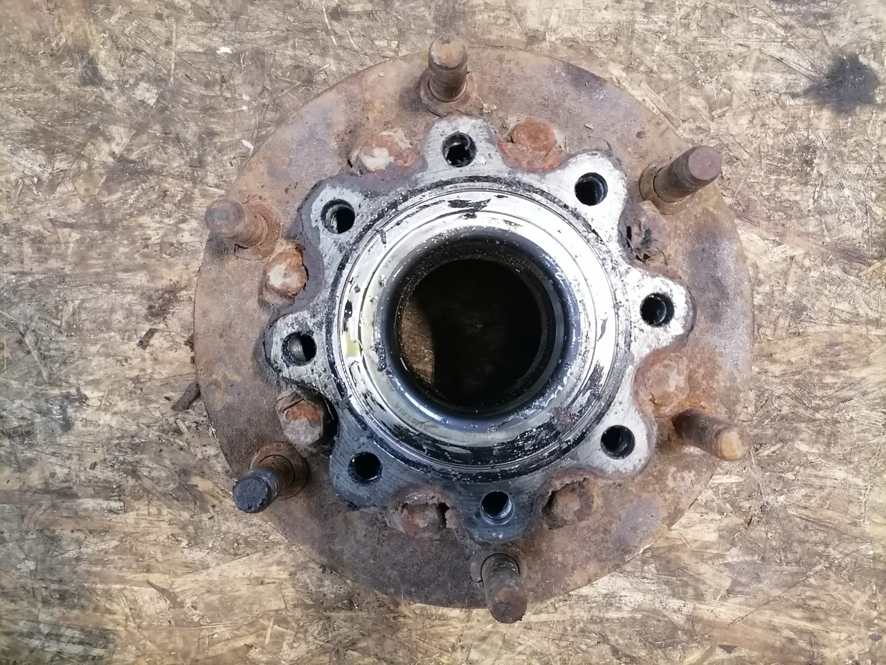 MB Atego truck with wheel hub A9703560301 - Universal part for Truck: picture 4 MB Atego truck with wheel hub A9703560301 - Universal part for Truck: picture 4