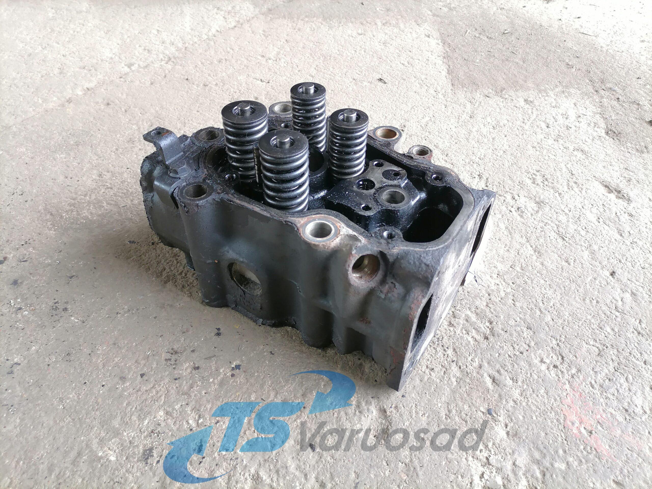 Scania Cylinder head, XPI 1921303 - Cylinder head for Truck: picture 1 Scania Cylinder head, XPI 1921303 - Cylinder head for Truck: picture 1