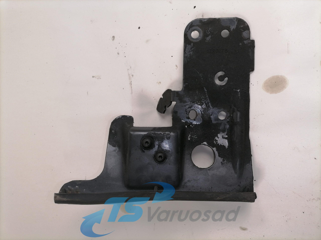 Scania Mudguard bracket 1723176 - Universal part for Truck: picture 1 Scania Mudguard bracket 1723176 - Universal part for Truck: picture 1
