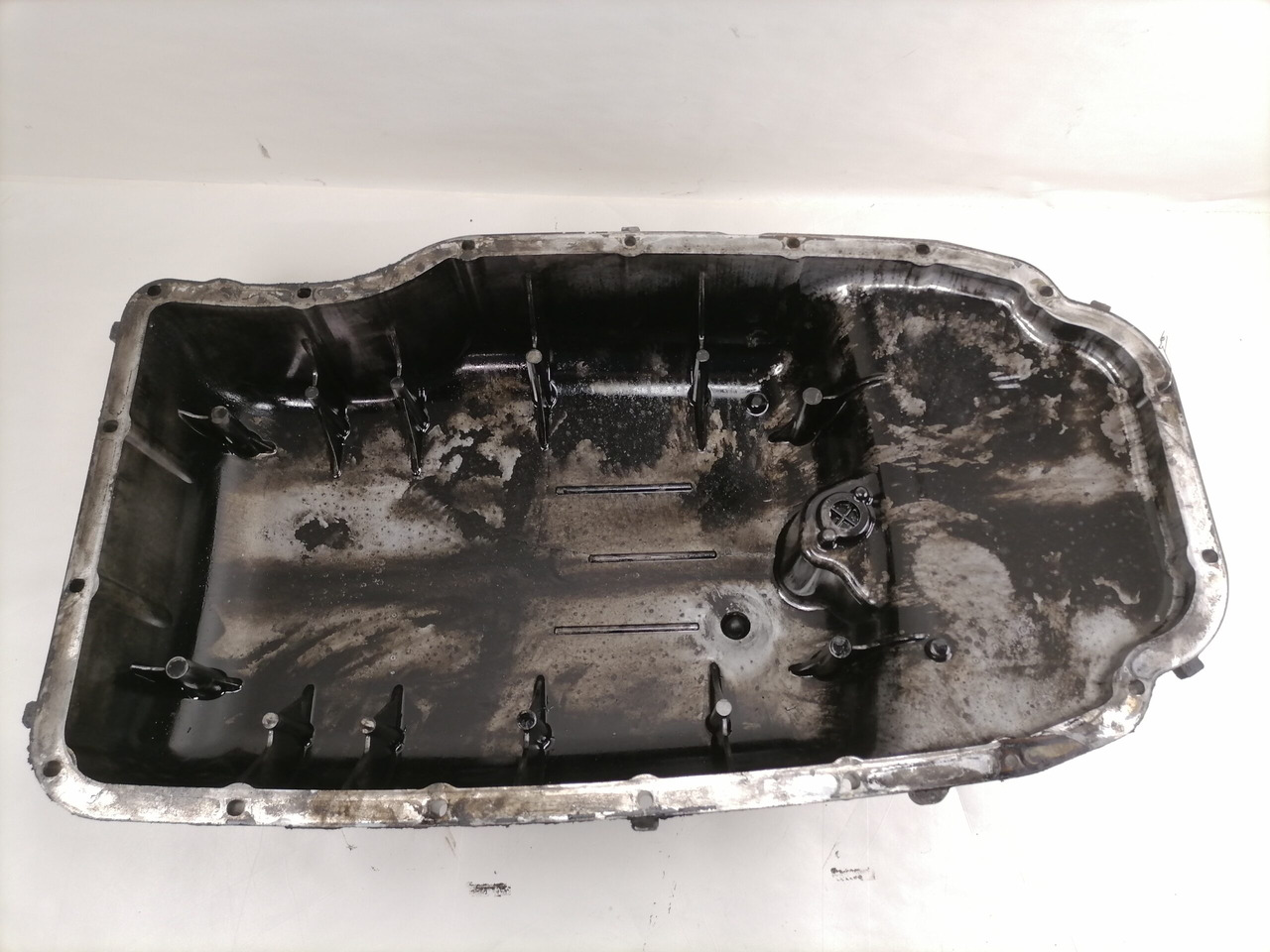 Scania Oil sump 2023780 - Oil pan for Truck: picture 2 Scania Oil sump 2023780 - Oil pan for Truck: picture 2