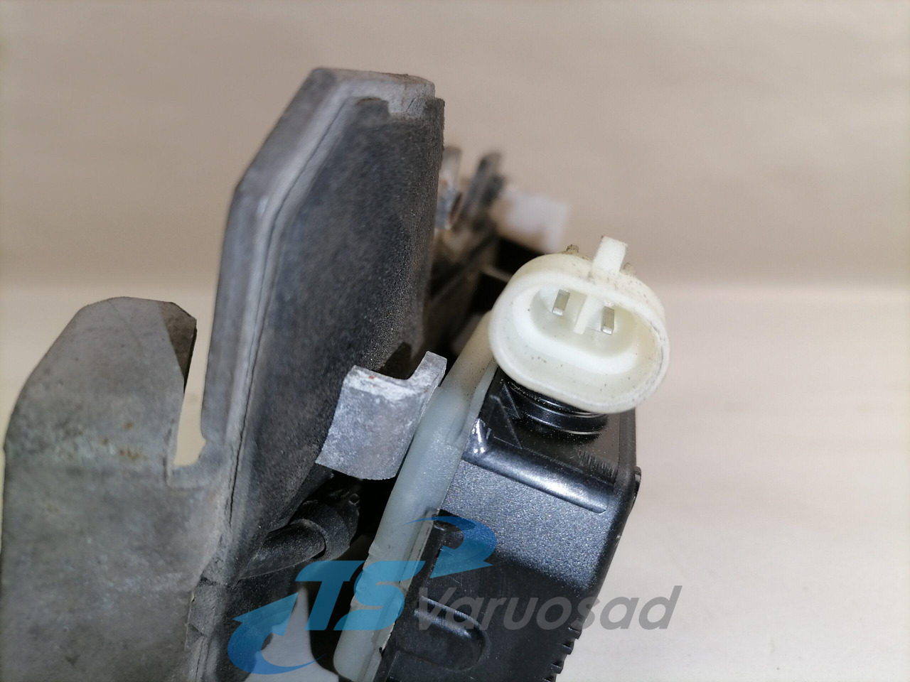 Volvo Iluvõre lukk 82208559 - Grill for Truck: picture 3 Volvo Iluvõre lukk 82208559 - Grill for Truck: picture 3