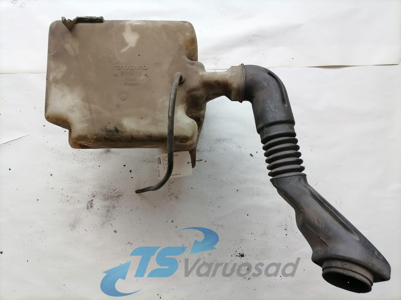 Volvo Windscreen washer fluid tank 8189232 - Wiper for Truck: picture 2 Volvo Windscreen washer fluid tank 8189232 - Wiper for Truck: picture 2