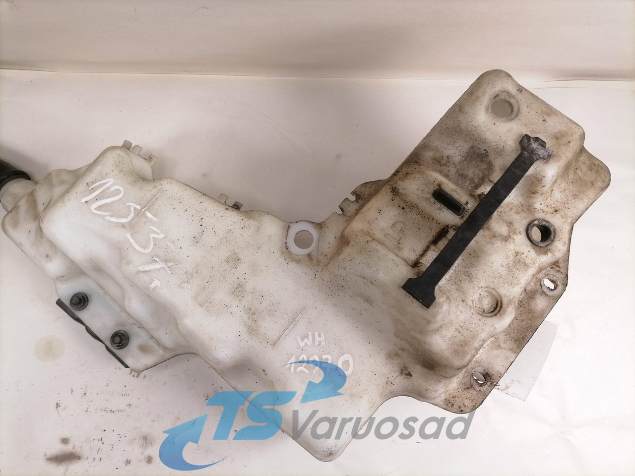 Volvo Windscreen washer fluid tank 84092259 - Wiper for Truck: picture 2 Volvo Windscreen washer fluid tank 84092259 - Wiper for Truck: picture 2