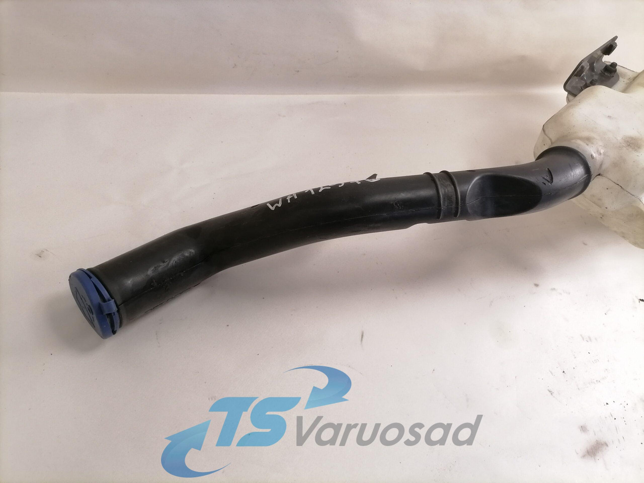 Volvo Windscreen washer fluid tank 84092259 - Wiper for Truck: picture 3 Volvo Windscreen washer fluid tank 84092259 - Wiper for Truck: picture 3