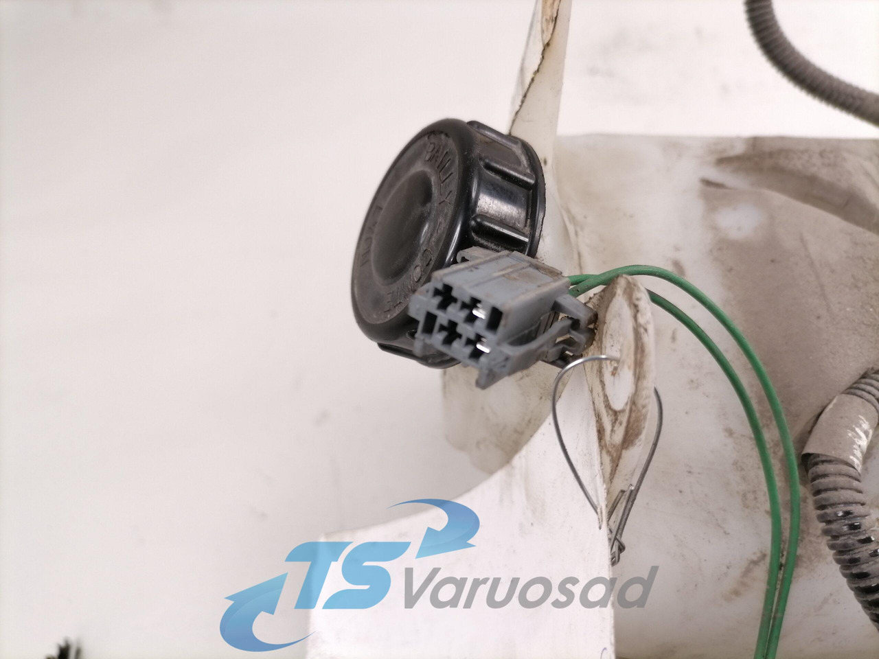Volvo Windscreen washer fluid tank 84530119 - Wiper for Truck: picture 4 Volvo Windscreen washer fluid tank 84530119 - Wiper for Truck: picture 4