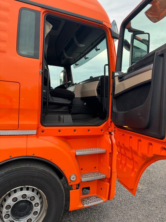Interior photo 2: Leasing of MAN 26.460 6X2 Retarder Klima Navigation guter Zust. MAN 26.460 6X2 Retarder Klima Navigation guter Zust. MAN 26.460 6X2 Retarder Klima Navigation guter Zust. MAN 26.460 6X2 Retarder Klima Navigation guter Zust.