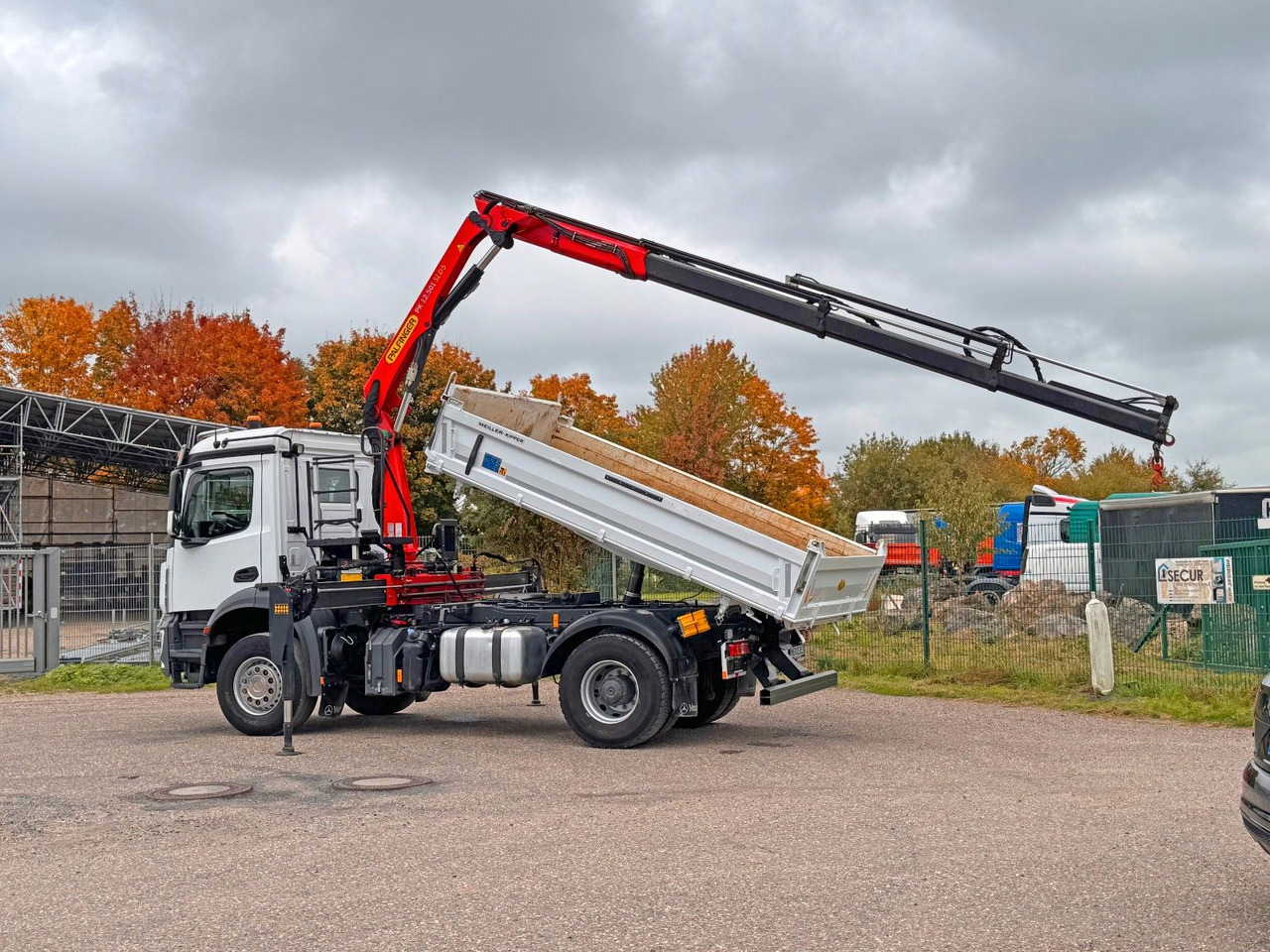 Mercedes-Benz 1840  2140 4X2 Kipper % Kran mit Funk Top Zust. - Tipper: picture 1 Mercedes-Benz 1840  2140 4X2 Kipper % Kran mit Funk Top Zust. - Tipper: picture 1