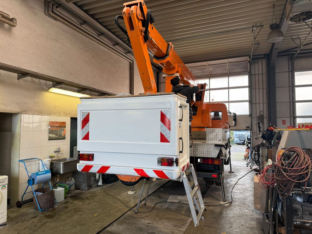 Mercedes-Benz 815 4x2 Hubarbeitsbühne Wumag 170 high 17 m - Truck mounted aerial platform, Commercial vehicle: picture 4 Mercedes-Benz 815 4x2 Hubarbeitsbühne Wumag 170 high 17 m - Truck mounted aerial platform, Commercial vehicle: picture 4