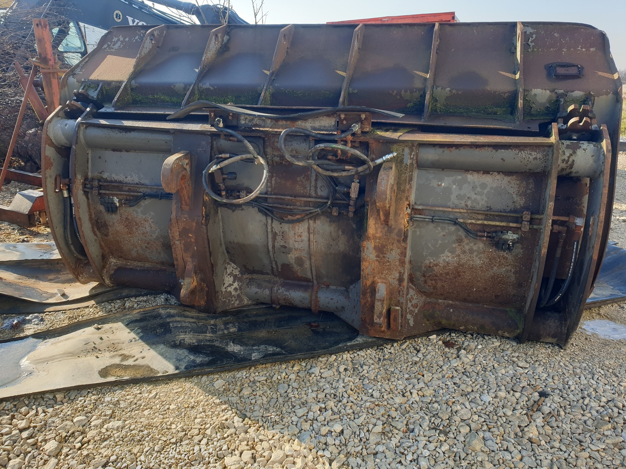 - Loader bucket: picture 2 - Loader bucket: picture 2