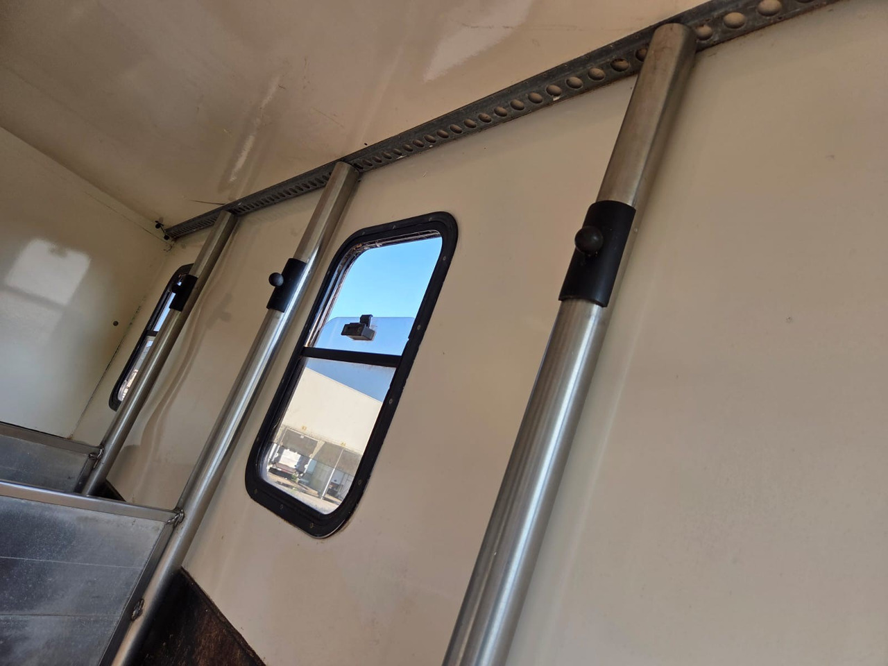 Livestock truck for transportation of animals IVECO 75E: picture 15