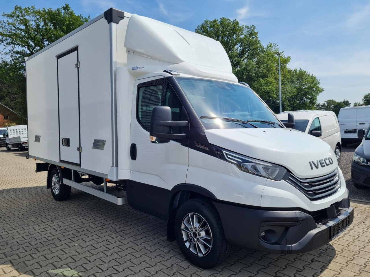 Iveco DAILY 35S18 Koffer Automatik ALU KAMERA NAVI TEMPOMAT - Closed box van: picture 3 Iveco DAILY 35S18 Koffer Automatik ALU KAMERA NAVI TEMPOMAT - Closed box van: picture 3