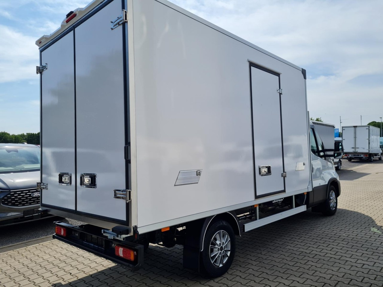 Iveco DAILY 35S18 Koffer Automatik ALU KAMERA NAVI TEMPOMAT - Closed box van: picture 4 Iveco DAILY 35S18 Koffer Automatik ALU KAMERA NAVI TEMPOMAT - Closed box van: picture 4