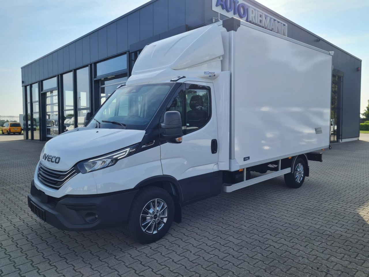 Iveco DAILY 35S18 Koffer Hi MATIC ALU KAMERA NAVI TEMPOMAT - Closed box van: picture 3 Iveco DAILY 35S18 Koffer Hi MATIC ALU KAMERA NAVI TEMPOMAT - Closed box van: picture 3