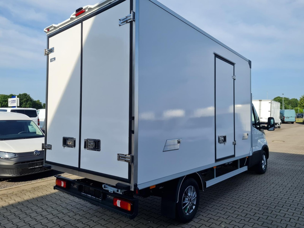 Iveco DAILY 35S18 Koffer Hi MATIC ALU KAMERA NAVI TEMPOMAT - Closed box van: picture 4 Iveco DAILY 35S18 Koffer Hi MATIC ALU KAMERA NAVI TEMPOMAT - Closed box van: picture 4