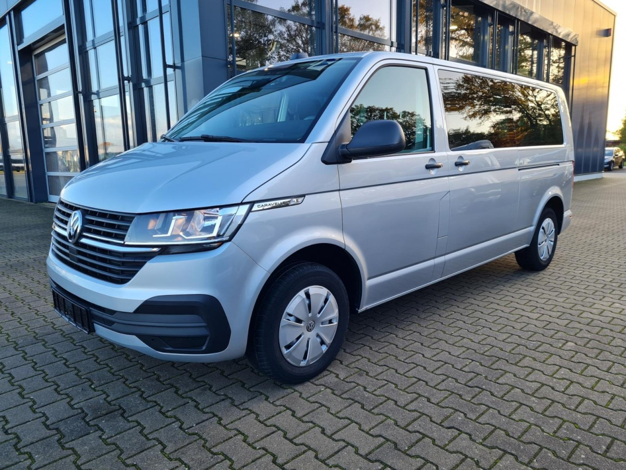 Volkswagen T6.1 Caravelle TDI lang 9 Sitzer 2 Schiebetüren Trendl. - Minibus, People carrier: picture 1 Volkswagen T6.1 Caravelle TDI lang 9 Sitzer 2 Schiebetüren Trendl. - Minibus, People carrier: picture 1
