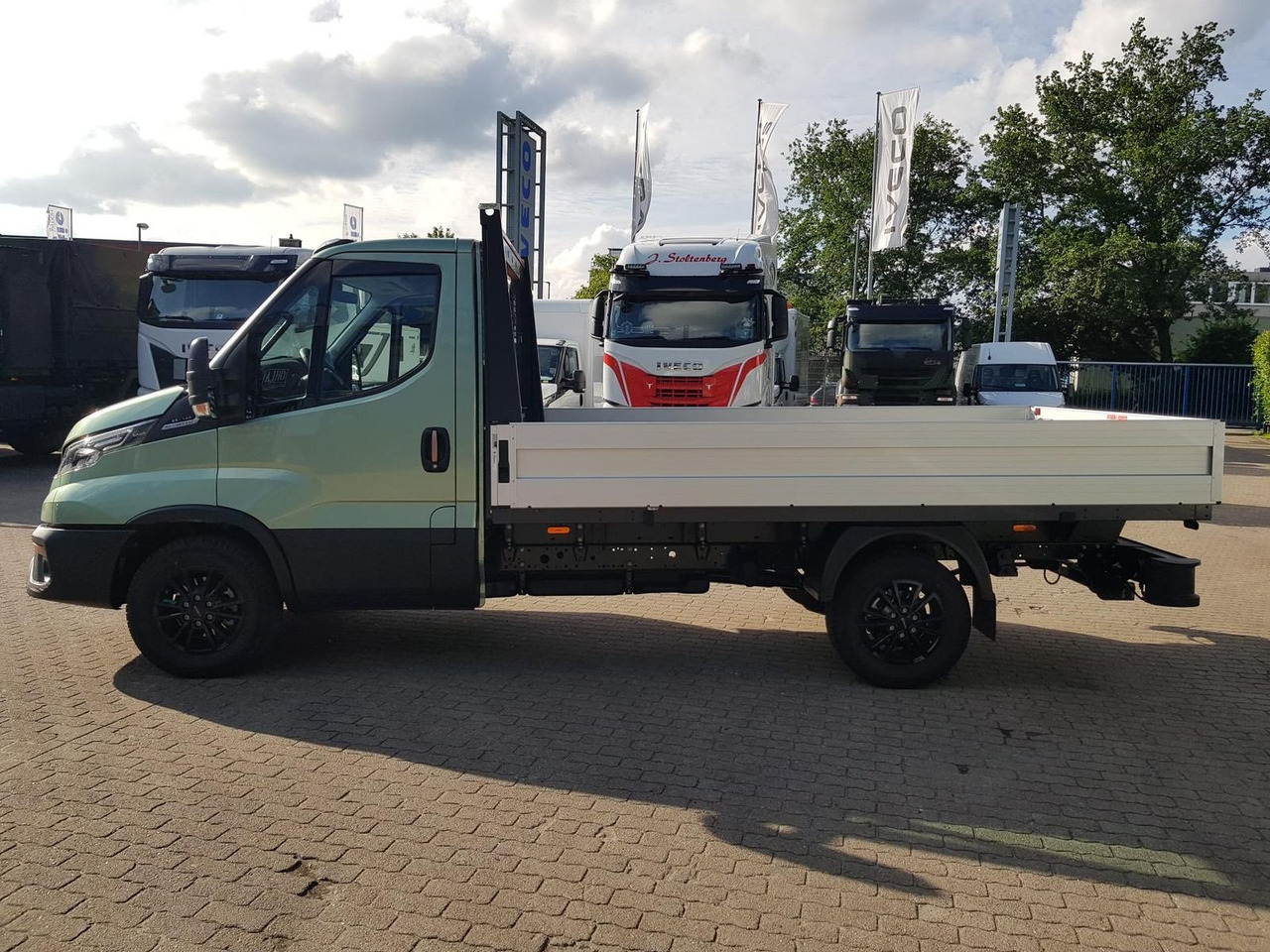 Iveco Daily 35S14HA8 Pritsche AHK 100 kW (136 PS),... - Open body delivery van: picture 2 Iveco Daily 35S14HA8 Pritsche AHK 100 kW (136 PS),... - Open body delivery van: picture 2