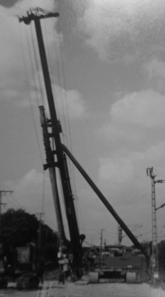 Hitachi KH150-3 with hydraulic ram and drilling drive / mit Ramme und Bohrantrieb - Drilling rig: picture 1 Hitachi KH150-3 with hydraulic ram and drilling drive / mit Ramme und Bohrantrieb - Drilling rig: picture 1