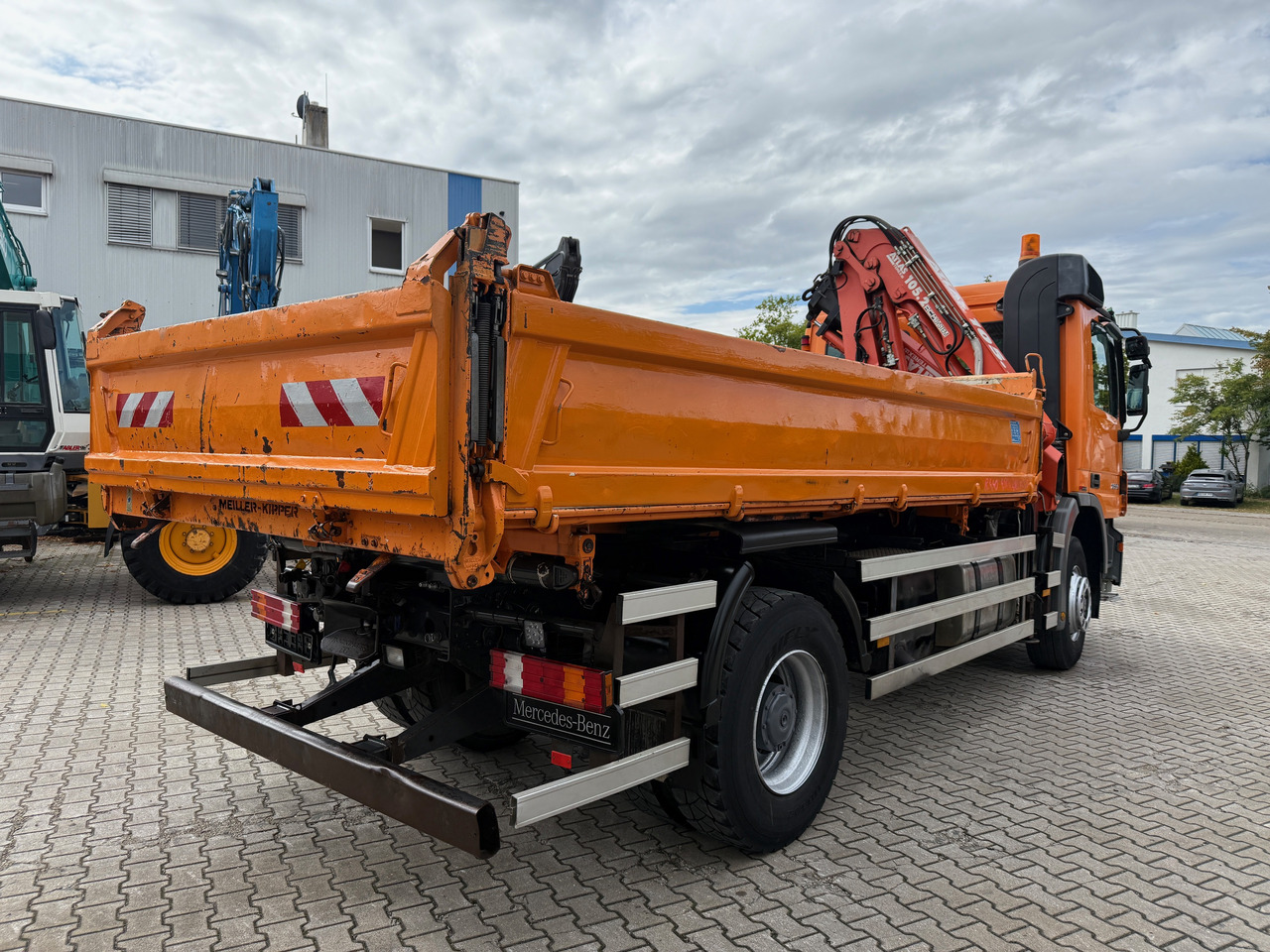 Mercedes-Benz 1832 Actros MP2 3-Seiten-Kipper mit Kran + Funk - Tipper, Crane truck: picture 4 Mercedes-Benz 1832 Actros MP2 3-Seiten-Kipper mit Kran + Funk - Tipper, Crane truck: picture 4