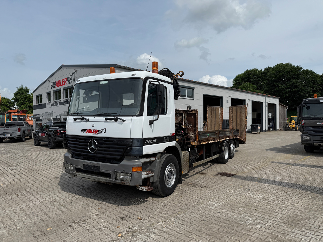 Mercedes-Benz 2535 Actros MP1 Baumaschinentransporter mit Kran und Rampen - Car transporter truck, Crane truck: picture 2 Mercedes-Benz 2535 Actros MP1 Baumaschinentransporter mit Kran und Rampen - Car transporter truck, Crane truck: picture 2