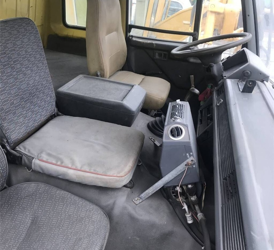 Mitsubishi FV415J - Concrete mixer truck: picture 5 Mitsubishi FV415J - Concrete mixer truck: picture 5